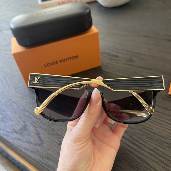 LOUIS VUITTON
Blk Acetate and Epi Leather Frame Sunglasses Z0869W - Picture 3 of 10